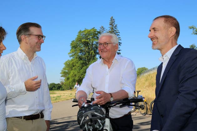 Bundespräsident Frank-Walter Steinmeier fährt in Begleitung des Lörracher Oberbürgermeisters Jörg Lutz (rechts) mit dem Fahrrad über die deutsch-schweizerische Grenze von Lörrach-Stetten nach Riehen. Am Grenzstein zur Schweiz trifft er die Gemeindepräsidentin von Riehen, Christine Kaufmann (links) sowie den basel-städtischen Regierungspräsidenten Conradin Cramer (2. v.l.). Bundespräsident Frank-Walter Steinmeier fährt in Begleitung des Lörracher Oberbürgermeisters Jörg Lutz (rechts) mit dem Fahrrad über die deutsch-schweizerische Grenze von Lörrach-Stetten nach Riehen. Am Grenzstein zur Schweiz trifft er die Gemeindepräsidentin von Riehen, Christine Kaufmann (links) sowie den basel-städtischen Regierungspräsidenten Conradin Cramer (2. v.l.)