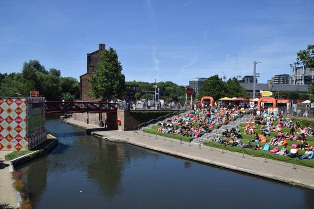 July 2, 2026, London, England, United Kingdom: People watch Wimbledon tennis matches on the large Everyman On The Canal screen in Granary Square next to Regent s Canal in King s Cross. The cinema chain sets up the screen, beanbags, a bar, and free sport and film screenings during the summer months. London United Kingdom - ZUMAv130 20260702_zip_v130_024 Copyright: xVukxValcicx