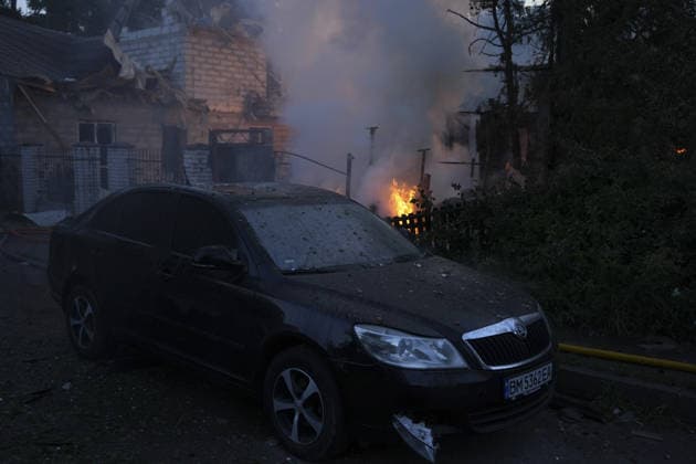 Ukraine says Russian attack kills 13 in capital Kyiv KYIV, UKRAINE - JULY 02: Fire breaks out at the sites damaged by a Russian strike, including a multi-story apartment building and several private homes in Kyiv s Darnytskyi district, Ukraine, on July 02, 2026. The attack killed 13 and injured more than 30. Joshua Olley Anadolu Kyiv Ukraine. Editorial use only. Please get in touch for any other usage.  Copyright: x2026xAnadoluxJoshuaxOlleyx