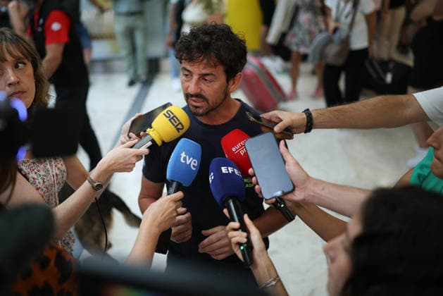 The Firefighters for the World team returns to Spain after its humanitarian mission in Venezuela. Alfonso Parada, the mission officer for the Málaga Provincial Council Consortium and a member of the Firefighters for the World team, speaks to the media upon his arrival at Adolfo Suárez Madrid-Barajas Airport, on July 2, 2026, in Madrid, Spain. The team has completed its humanitarian mission in Venezuela following the destructive earthquakes measuring 7.2 and 7.5 on the Richter scale. The seven members of the NGO have completed five intense days of uninterrupted work in the coastal area of La Guaira, specifically in the Playa Grande and Caraballeda sectors, where buildings suffered widespread collapse. JULY 2, 2026 Alejandro Martínez Vé  Copyright: xAlejandroxMartinezxVÃ lezx 7638191