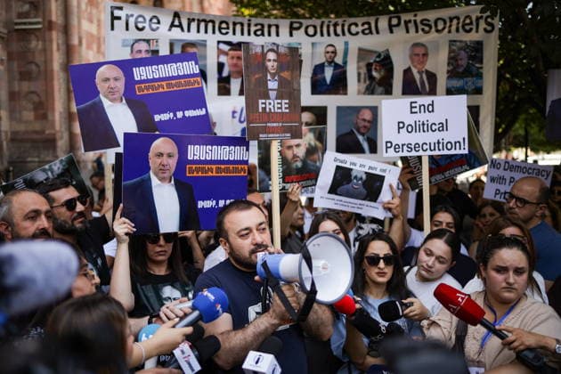 ARMENIA, YEREVAN - JULY 2, 2026: Protesters are seen outside the Government House amid talks between European Commission President von der Leyen and Armenia s President Pashinyan Yerevan Armenia  - ZUMAt113 20260702_zaa_t113_212 Copyright: xAlexanderxPatrinx