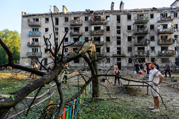 Massive Combined Russian Attack On Ukraine. Local residents react at the site of a missile and drone strike in Kyiv, Ukraine, on July 2, 2026. Russia launches 74 missiles and 476 drones in an overnight military operation on Ukraine, with Kyiv as the main target. At least 17 people are killed and nearly 90 injured in the capital. Search and rescue operations are ongoing as people are believed to remain trapped under the rubble. A day of mourning is declared in Kyiv for July 3, 2026. Kyiv Ukraine  Copyright: xMaxymxMarusenkox originalFilename: musiienko-notitle260702_npPoS.jpg