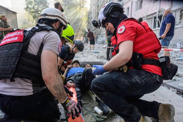 Massive Combined Russian Attack On Ukraine. Emergency workers evacuate a resident from a heavily damaged residential building in Kyiv, Ukraine, on July 2, 2026, following a missile and drone strike. Russia launched 74 missiles and 476 drones in an overnight military operation on Ukraine, with Kyiv as the main target. At least 17 people are reported killed and nearly 90 injured in the capital. Search and rescue operations are ongoing as people are believed to remain trapped under the rubble. A day of mourning has been declared in Kyiv for July 3, 2026. Kyiv Ukraine  Copyright: xMaxymxMarusenkox originalFilename: musiienko-notitle260702_npybj.jpg