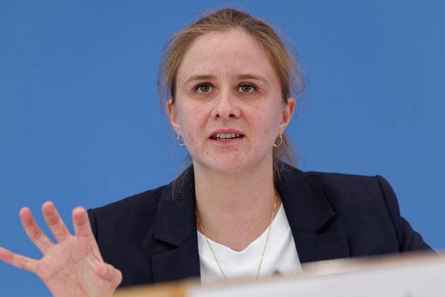Abwanderungsgründe Eingewanderter 2026-07-02 Deutschland, Berlin Bundespressekonferenz zu den Abwanderungsgründen Eingewanderter in Deutschland. Im Bild Dr. Theresa Koch, wissenschaftliche Mitarbeiterin im Forschungsbereich Migration, Integration und internationale Arbeitsmarktforschung am IAB. *** Reasons for Emigration Among Immigrants, July 2, 2026, Berlin, Germany: Federal Press Conference on the Reasons for Emigration Among Immigrants in Germany. Pictured: Dr. Theresa Koch, research associate in the Migration, Integration, and International Labor Market Research Division at the IAB