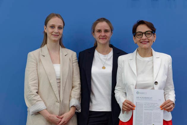 Abwanderungsgründe Eingewanderter 2026-07-02 Deutschland, Berlin Bundespressekonferenz zu den Abwanderungsgründen Eingewanderter in Deutschland. Im Bild v. l. Laura Goßner, wissenschaftliche Mitarbeiterin im Bereich Migration, Integration und internationale Arbeitsmarktforschung am Institut für Arbeitsmarkt- und Berufsforschung (IAB), Dr. Theresa Koch, wissenschaftliche Mitarbeiterin im Bereich Migration, Integration und internationale Arbeitsmarktforschung am IAB, Prof. Dr. Yuliya Kosyakova, Leiterin Forschungsbereich Migration, Integration und internationale Arbeitsmarktforschung am IAB. *** Reasons for Emigration Among Immigrants, July 2, 2026, Germany, Berlin Federal Press Conference on the Reasons for Emigration Among Immi