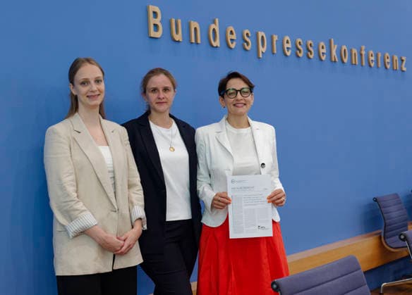 Abwanderungsgründe Eingewanderter 2026-07-02 Deutschland, Berlin Bundespressekonferenz zu den Abwanderungsgründen Eingewanderter in Deutschland. Im Bild v. l. Laura Goßner, wissenschaftliche Mitarbeiterin im Bereich Migration, Integration und internationale Arbeitsmarktforschung am Institut für Arbeitsmarkt- und Berufsforschung (IAB), Dr. Theresa Koch, wissenschaftliche Mitarbeiterin im Bereich Migration, Integration und internationale Arbeitsmarktforschung am IAB, Prof. Dr. Yuliya Kosyakova, Leiterin Forschungsbereich Migration, Integration und internationale Arbeitsmarktforschung am IAB. *** Reasons for Emigration Among Immigrants, July 2, 2026, Germany, Berlin Federal Press Conference on the Reasons for Emigration Among Immi