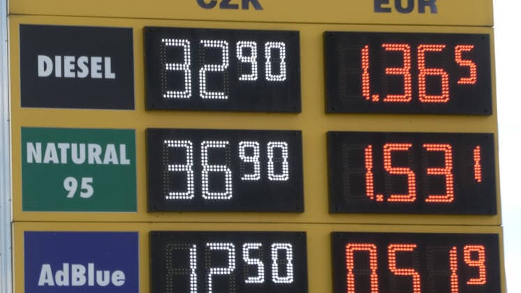 Der Tanktourismus boomt wieder. Nachdem die Benzinpreisbremse ausgelaufen ist, sind die Preise in Deutschland deutlich gestiegen. In den Nachbarländern hingegen besteht weiterhin einen Preisdeckel. Besonders günstig ist das Tanken seit dem Auslaufen der Spritpreisbremse in Tschechien. In Ostrov, einige Kilometer hinter der Grenze in Oberwiesenthal, kostet der Liter Diesel nur 1,36 Euro Ð 70 Cent billiger als in Deutschland. Am Wochenende wird daher ein Ansturm aus Deutschland erwartet. Bei 50 Liter Diesel macht das aktuell ein Ersparnis von 35 Euro. Ostrov Karlovy Vary Tschechien *** Gas tourism is booming again. Now that the gas price cap has expired, prices in Germany have risen significantly. In neighboring countries, however, a price c