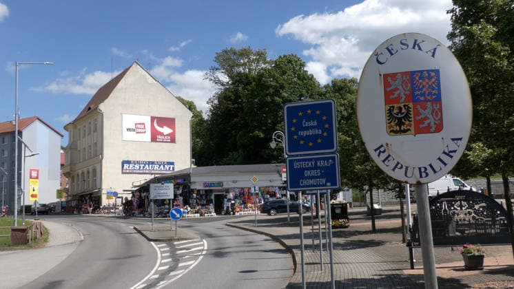 Der Tanktourismus boomt wieder. Nachdem die Benzinpreisbremse ausgelaufen ist, sind die Preise in Deutschland deutlich gestiegen. In den Nachbarländern hingegen besteht weiterhin einen Preisdeckel. Besonders günstig ist das Tanken seit dem Auslaufen der Spritpreisbremse in Tschechien. In Ostrov, einige Kilometer hinter der Grenze in Oberwiesenthal, kostet der Liter Diesel nur 1,36 Euro Ð 70 Cent billiger als in Deutschland. Am Wochenende wird daher ein Ansturm aus Deutschland erwartet. Bei 50 Liter Diesel macht das aktuell ein Ersparnis von 35 Euro. Ostrov Karlovy Vary Tschechien *** Gas tourism is booming again. Now that the gas price cap has expired, prices in Germany have risen significantly. In neighboring countries, however, a price c