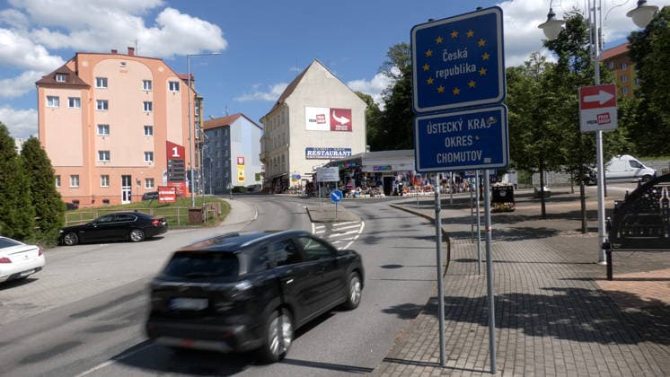 Der Tanktourismus boomt wieder. Nachdem die Benzinpreisbremse ausgelaufen ist, sind die Preise in Deutschland deutlich gestiegen. In den Nachbarländern hingegen besteht weiterhin einen Preisdeckel. Besonders günstig ist das Tanken seit dem Auslaufen der Spritpreisbremse in Tschechien. In Ostrov, einige Kilometer hinter der Grenze in Oberwiesenthal, kostet der Liter Diesel nur 1,36 Euro Ð 70 Cent billiger als in Deutschland. Am Wochenende wird daher ein Ansturm aus Deutschland erwartet. Bei 50 Liter Diesel macht das aktuell ein Ersparnis von 35 Euro. Ostrov Karlovy Vary Tschechien *** Gas tourism is booming again. Now that the gas price cap has expired, prices in Germany have risen significantly. In neighboring countries, however, a price c