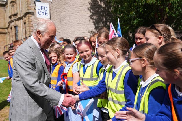 King visits Scotland for Holyrood Week King Charles III meeting children during visit to Jedburgh in the Scottish Borders, as part of the King s visit to Scotland for Holyrood Week. Picture date: Thursday July 2, 2026., Credit:Aaron Chown PA ROTA - B68 Avalon UK, Edinburgh  Copyright: xAaronxChownx xPAxROTAx-xB68x xAvalonx 1113961377