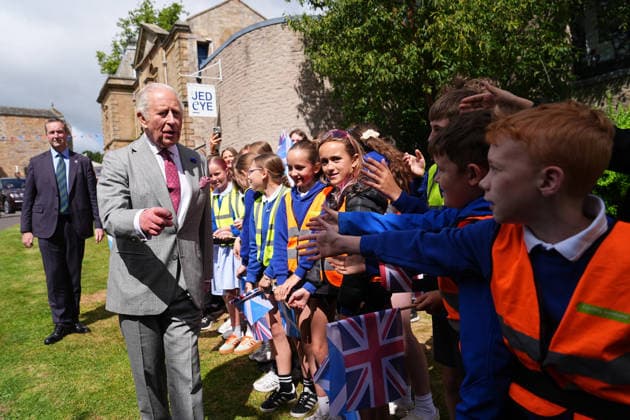 King visits Scotland for Holyrood Week King Charles III meeting children during visit to Jedburgh in the Scottish Borders, as part of the King s visit to Scotland for Holyrood Week. Picture date: Thursday July 2, 2026., Credit:Aaron Chown PA ROTA - B68 Avalon UK, Edinburgh  Copyright: xAaronxChownx xPAxROTAx-xB68x xAvalonx 1113961379