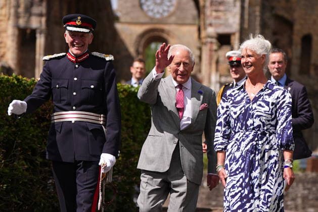 King visits Scotland for Holyrood Week King Charles III waves during visit to Jedburgh in the Scottish Borders, as part of the King s visit to Scotland for Holyrood Week. Picture date: Thursday July 2, 2026., Credit:Aaron Chown PA ROTA - B68 Avalon UK, Edinburgh  Copyright: xAaronxChownx xPAxROTAx-xB68x xAvalonx 1113961386