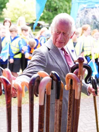 King visits Scotland for Holyrood Week King Charles III viewing walking sticks during visit to Jedburgh in the Scottish Borders, as part of the King s visit to Scotland for Holyrood Week. Picture date: Thursday July 2, 2026., Credit:Aaron Chown PA ROTA - B68 Avalon UK, Edinburgh  Copyright: xAaronxChownx xPAxROTAx-xB68x xAvalonx 1113961499