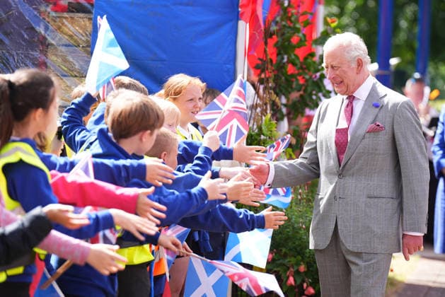 King visits Scotland for Holyrood Week King Charles III meeting children during his visit to Jedburgh in the Scottish Borders, as part of the King s visit to Scotland for Holyrood Week. Picture date: Thursday July 2, 2026., Credit:Aaron Chown PA ROTA - B68 Avalon UK, Edinburgh  Copyright: xAaronxChownx xPAxROTAx-xB68x xAvalonx 1113961538