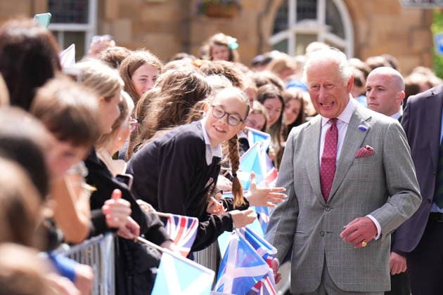 King visits Scotland for Holyrood Week King Charles III meeting members of the public during his visit to Jedburgh in the Scottish Borders, as part of the King s visit to Scotland for Holyrood Week. Picture date: Thursday July 2, 2026., Credit:Aaron Chown PA ROTA - B68 Avalon UK, Edinburgh  Copyright: xAaronxChownx xPAxROTAx-xB68x xAvalonx 1113961541