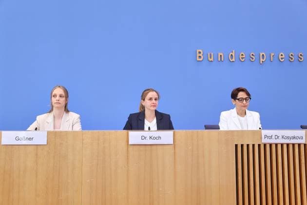 Berlin, Deutschland, 02.07.2026: Bundespressekonferenz: Wer bleibt, wer geht ? und warum Eingewanderte Deutschland wieder verlassen: Laura Goßner, wiss. Mitarbeiterin im Bereich Migration, Integration und internationale Arbeitsmarktforschung am IAB, Theresa Koch, wiss. Mitarbeiterin im Bereich Migration, Integration und internationale Arbeitsmarktforschung am IAB, Yuliya Kosyakova, Leiterin Forschungsbereich Migration, Integration und internationale Arbeitsmarktforschung am Institut für Arbeitsmarkt- und Berufsforschung (IAB) *** Berlin, Germany, July 2, 2026 Federal Press Conference: Who Stays, Who Leaves, and Why Immigrants Are Leaving Germany Again Laura Goßner, research associate in the Migration, Integration, and International Labor Ma Copyright: xdtsxNachrichtenagenturx dts_126023