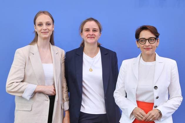 Berlin, Deutschland, 02.07.2026: Bundespressekonferenz: Wer bleibt, wer geht ? und warum Eingewanderte Deutschland wieder verlassen: Laura Goßner, wiss. Mitarbeiterin im Bereich Migration, Integration und internationale Arbeitsmarktforschung am IAB, Theresa Koch, wiss. Mitarbeiterin im Bereich Migration, Integration und internationale Arbeitsmarktforschung am IAB, Yuliya Kosyakova, Leiterin Forschungsbereich Migration, Integration und internationale Arbeitsmarktforschung am Institut für Arbeitsmarkt- und Berufsforschung (IAB) *** Berlin, Germany, July 2, 2026 Federal Press Conference: Who Stays, Who Leaves, and Why Immigrants Are Leaving Germany Again Laura Goßner, research associate in the Migration, Integration, and International Labor Ma Copyright: xdtsxNachrichtenagenturx dts_126025