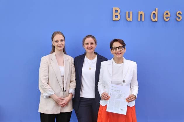 Berlin, Deutschland, 02.07.2026: Bundespressekonferenz: Wer bleibt, wer geht ? und warum Eingewanderte Deutschland wieder verlassen: Laura Goßner, wiss. Mitarbeiterin im Bereich Migration, Integration und internationale Arbeitsmarktforschung am IAB, Theresa Koch, wiss. Mitarbeiterin im Bereich Migration, Integration und internationale Arbeitsmarktforschung am IAB, Yuliya Kosyakova, Leiterin Forschungsbereich Migration, Integration und internationale Arbeitsmarktforschung am Institut für Arbeitsmarkt- und Berufsforschung (IAB) *** Berlin, Germany, July 2, 2026 Federal Press Conference: Who Stays, Who Leaves, and Why Immigrants Are Leaving Germany Again Laura Goßner, research associate in the Migration, Integration, and International Labor Ma Copyright: xdtsxNachrichtenagenturx dts_126034