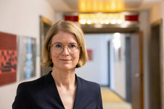 Portrait der neuen Deutschlandfunk-Chefredakteurin Susanne Schwarzbach, aufgenommen im Deutschlandradio-Funkhaus am Hans-Rosenthal-Platz in Berlin (Foto vom 02.07.2026). Der Deutschlandfunk plant eine umfangreiche Programmreform. Die Fachmagazine, die bislang vor allem das Nachmittagsprogramm praegten, sollen aufgegeben werden. (Siehe epd-Meldung vom 02.07.2026) EDITORIAL USE ONLY *** Portrait of Susanne Schwarzbach, the new editor-in-chief of Deutschlandfunk, taken at the Deutschlandradio broadcasting center on Hans Rosenthal Platz in Berlin. Photo from July 2, 2026. Deutschlandfunk is planning a comprehensive program overhaul. The specialty magazines, which until now have primarily shaped the afternoon programming, are to be discontinued. Copyright: epd-bild HansxScherhaufer epd-Deutschlandfunk1-kopieren