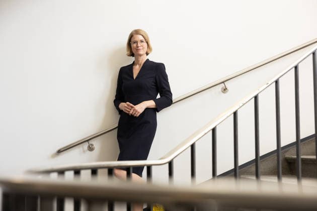 Portrait der neuen Deutschlandfunk-Chefredakteurin Susanne Schwarzbach, aufgenommen im Deutschlandradio-Funkhaus am Hans-Rosenthal-Platz in Berlin (Foto vom 02.07.2026). Schwarzbach verantwortet seit 1. April 2026 programmuebergreifend auch die digitalen Ausspielwege der Deutschlandfunk-Audiowelt. EDITORIAL USE ONLY *** Profile of Susanne Schwarzbach, the new editor-in-chief of Deutschlandfunk, taken at the Deutschlandradio broadcasting center on Hans Rosenthal Platz in Berlin. Photo dated July 2, 2026. Since April 1, 2026, Schwarzbach has also been responsible for the digital distribution channels of Deutschlandfunk’s Audiowelt across all programming. EDITORIAL USE ONLY Copyright: epd-bild HansxScherhaufer unbenannt-22521