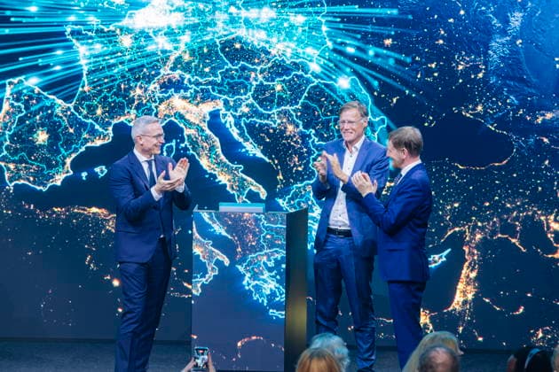 Infineon Eröffnung Infineon Smart Power FAB in Dresden eröffnet.Bundesminister für Digitales und Staatsmodernisierung, Dr. Karsten Wildberger, Jochen Hanebeck, Vorstandsvorsitzender Infineon Technologies AG und Michael Kretschmer Ministerpräsident Sachsen, eröffnen symbolisch die Fabrik. Dresden Sachsen Deutschland *** Infineon Opens Infineon Smart Power FAB in Dresden: Dr. Karsten Wildberger, Federal Minister for Digital Affairs and State Modernization; Jochen Hanebeck, CEO of Infineon Technologies AG; and Michael Kretschmer, Minister President of Saxony, symbolically open the factory in Dresden, Saxony, Germany