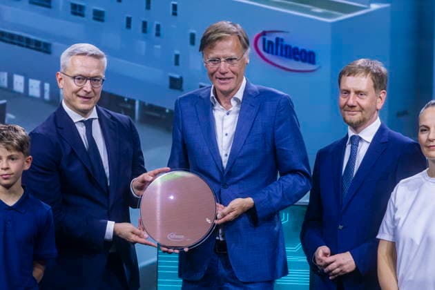 Infineon Eröffnung Infineon Smart Power FAB in Dresden eröffnet.Bundesminister für Digitales und Staatsmodernisierung, Dr. Karsten Wildberger, Jochen Hanebeck, Vorstandsvorsitzender Infineon Technologies AG und Michael Kretschmer Ministerpräsident Sachsen, Dirk Hilbert OB Dresden, eröffnen symbolisch die Fabrik. Dresden Sachsen Deutschland *** Infineon Opens Infineon Smart Power FAB in Dresden: Dr. Karsten Wildberger, Federal Minister for Digital Affairs and State Modernization; Jochen Hanebeck, CEO of Infineon Technologies AG; Michael Kretschmer, Minister President of Saxony; and Dirk Hilbert, Mayor of Dresden, symbolically open the factory in Dresden, Saxony, Germany