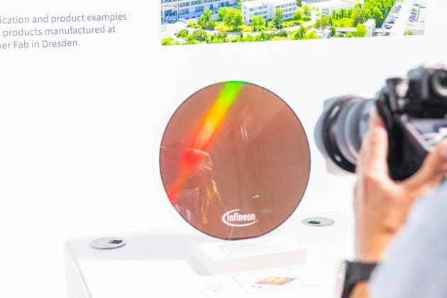 Infineon Eröffnung Infineon Smart Power FAB in Dresden eröffnet Produktexponate. Dresden Sachsen Deutschland *** Infineon Opens Infineon Smart Power FAB in Dresden; Product Displays; Dresden, Saxony, Germany
