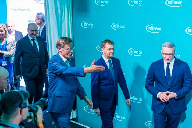 Infineon Eröffnung Infineon Smart Power FAB in Dresden eröffnet.Bundesminister für Digitales und Staatsmodernisierung, Dr. Karsten Wildberger, Jochen Hanebeck, Vorstandsvorsitzender Infineon Technologies AG und Michael Kretschmer Ministerpräsident Sachsen, Dirk Hilbert OB Dresden, eröffnen symbolisch die Fabrik. Dresden Sachsen Deutschland *** Infineon Opens Infineon Smart Power FAB in Dresden: Dr. Karsten Wildberger, Federal Minister for Digital Affairs and State Modernization; Jochen Hanebeck, CEO of Infineon Technologies AG; Michael Kretschmer, Minister President of Saxony; and Dirk Hilbert, Mayor of Dresden, symbolically open the factory in Dresden, Saxony, Germany