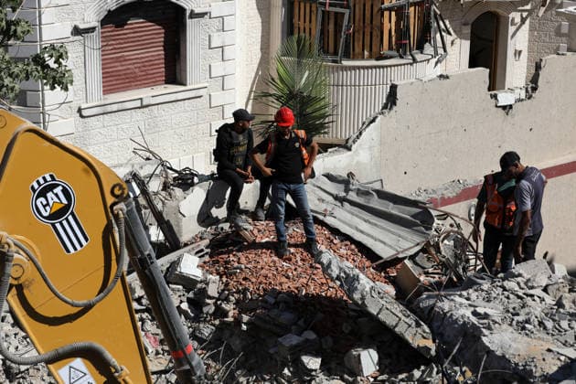Civil Defense Searches for Missing Bodies Beneath Gaza Building Rubble Palestinian Civil Defense crews search for the bodies of missing people with limited equipment and machinery beneath the rubble of a residential building destroyed in a previous Israeli airstrike during the war, in Gaza City on July 2, 2026. As the war reaches its 1,000th day, the Civil Defense says hundreds of bodies remain trapped beneath collapsed buildings across the Gaza Strip, while shortages of heavy equipment and ongoing safety risks continue to hamper recovery operations after most of its facilities and vehicles were damaged during the war. Photo by Bilal Osama apaimages Gaza city Gaza Strip Palestinian Territory 020726_Gaza_BO_03(2) Copyright: xapaimagesxBilalxOsamax xapaimagesx