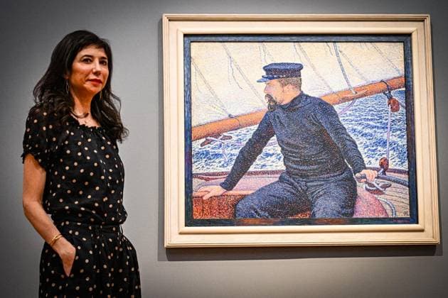 Symphonie der Farben. Paul Signac und der Neoimpressionismus ** NUR FÜR REDAKTIONELLE ZWECKE ** EDITORIAL USE ONLY **<p>Ausstellung Symphonie der Farben. Paul Signac und der Neoimpressionismus im Museum Barberini. Kuratorin Charlotte Cachin, Urenkelin des Malers, betrachtet während der Presse-Vorbesichtigung der Ausstellung Â«Symphonie der Farben. Paul Signac und der NeoimpressionismusÂ» das Bild Paul Signac am Steuer der Olympia , 1896, Öl auf Leinwand) des Künstlers Theo van Rysselberghe. Die Ausstellung ist bis zum 11.10.2026 zu sehen. Den höchsten Grad an Leuchtkraft und Harmonie zu erreichen diesem Ziel verschrieb sich Paul Signac, als er Mitte der 1880er-Jahre mit Georges Seurat eine neue Malweise in die Kunst einführte. Copyright: MaurizioxGambarini doc86jkwczrgrszwywqf7i ,EDITORIAL USE ONLY