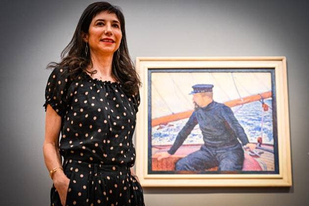 Symphonie der Farben. Paul Signac und der Neoimpressionismus ** NUR FÜR REDAKTIONELLE ZWECKE ** EDITORIAL USE ONLY **<p>Ausstellung Symphonie der Farben. Paul Signac und der Neoimpressionismus im Museum Barberini. Kuratorin Charlotte Cachin, Urenkelin des Malers, betrachtet während der Presse-Vorbesichtigung der Ausstellung Â«Symphonie der Farben. Paul Signac und der NeoimpressionismusÂ» das Bild Paul Signac am Steuer der Olympia , 1896, Öl auf Leinwand) des Künstlers Theo van Rysselberghe. Die Ausstellung ist bis zum 11.10.2026 zu sehen. Den höchsten Grad an Leuchtkraft und Harmonie zu erreichen diesem Ziel verschrieb sich Paul Signac, als er Mitte der 1880er-Jahre mit Georges Seurat eine neue Malweise in die Kunst einführte. Copyright: MaurizioxGambarini doc86jkwd0u2zq1hahxr2v ,EDITORIAL USE ONLY
