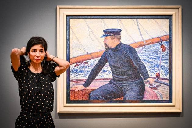 Symphonie der Farben. Paul Signac und der Neoimpressionismus ** NUR FÜR REDAKTIONELLE ZWECKE ** EDITORIAL USE ONLY **<p>Ausstellung Symphonie der Farben. Paul Signac und der Neoimpressionismus im Museum Barberini. Kuratorin Charlotte Cachin, Urenkelin des Malers, betrachtet während der Presse-Vorbesichtigung der Ausstellung Â«Symphonie der Farben. Paul Signac und der NeoimpressionismusÂ» das Bild Paul Signac am Steuer der Olympia , 1896, Öl auf Leinwand) des Künstlers Theo van Rysselberghe. Die Ausstellung ist bis zum 11.10.2026 zu sehen. Den höchsten Grad an Leuchtkraft und Harmonie zu erreichen diesem Ziel verschrieb sich Paul Signac, als er Mitte der 1880er-Jahre mit Georges Seurat eine neue Malweise in die Kunst einführte. Copyright: MaurizioxGambarini doc86jkwd4bm3aeak3mf0z ,EDITORIAL USE ONLY