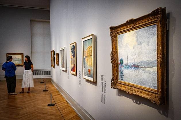 Symphonie der Farben. Paul Signac und der Neoimpressionismus ** NUR FÜR REDAKTIONELLE ZWECKE ** EDITORIAL USE ONLY **<p>Ausstellung Symphonie der Farben. Paul Signac und der Neoimpressionismus im Museum Barberini. Den höchsten Grad an Leuchtkraft und Harmonie zu erreichen diesem Ziel verschrieb sich Paul Signac, als er Mitte der 1880er-Jahre mit Georges Seurat eine neue Malweise in die Kunst einführte. Die Ausstellung Symphonie der Farben. Paul Signac und der Neoimpressionismus beleuchtet als erste umfassende Signac-Schau in Deutschland seit 30 Jahren die zentrale Rolle des Künstlers innerhalb der Bewegung des Neoimpressionismus und geht seinem Einfluss als Theoretiker, Netzwerker und Ausstellungsorganisator nach, fotografiert am 0 Copyright: MaurizioxGambarini doc86jl03a0qpt17oi3pf0z ,EDITORIAL USE ONLY