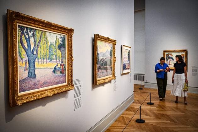 Symphonie der Farben. Paul Signac und der Neoimpressionismus ** NUR FÜR REDAKTIONELLE ZWECKE ** EDITORIAL USE ONLY **<p>Ausstellung Symphonie der Farben. Paul Signac und der Neoimpressionismus im Museum Barberini. Den höchsten Grad an Leuchtkraft und Harmonie zu erreichen diesem Ziel verschrieb sich Paul Signac, als er Mitte der 1880er-Jahre mit Georges Seurat eine neue Malweise in die Kunst einführte. Die Ausstellung Symphonie der Farben. Paul Signac und der Neoimpressionismus beleuchtet als erste umfassende Signac-Schau in Deutschland seit 30 Jahren die zentrale Rolle des Künstlers innerhalb der Bewegung des Neoimpressionismus und geht seinem Einfluss als Theoretiker, Netzwerker und Ausstellungsorganisator nach, fotografiert am 0 Copyright: MaurizioxGambarini doc86jl03p31401enr2nufq ,EDITORIAL USE ONLY