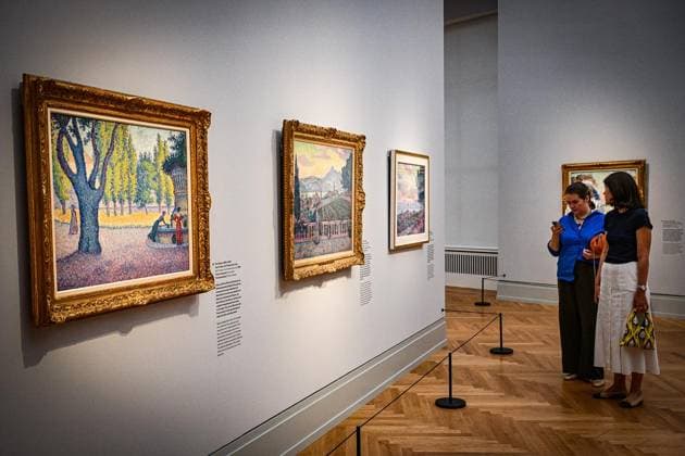 Symphonie der Farben. Paul Signac und der Neoimpressionismus ** NUR FÜR REDAKTIONELLE ZWECKE ** EDITORIAL USE ONLY **<p>Ausstellung Symphonie der Farben. Paul Signac und der Neoimpressionismus im Museum Barberini. Den höchsten Grad an Leuchtkraft und Harmonie zu erreichen diesem Ziel verschrieb sich Paul Signac, als er Mitte der 1880er-Jahre mit Georges Seurat eine neue Malweise in die Kunst einführte. Die Ausstellung Symphonie der Farben. Paul Signac und der Neoimpressionismus beleuchtet als erste umfassende Signac-Schau in Deutschland seit 30 Jahren die zentrale Rolle des Künstlers innerhalb der Bewegung des Neoimpressionismus und geht seinem Einfluss als Theoretiker, Netzwerker und Ausstellungsorganisator nach, fotografiert am 0 Copyright: MaurizioxGambarini doc86jl0443c4hodbbsr6v ,EDITORIAL USE ONLY