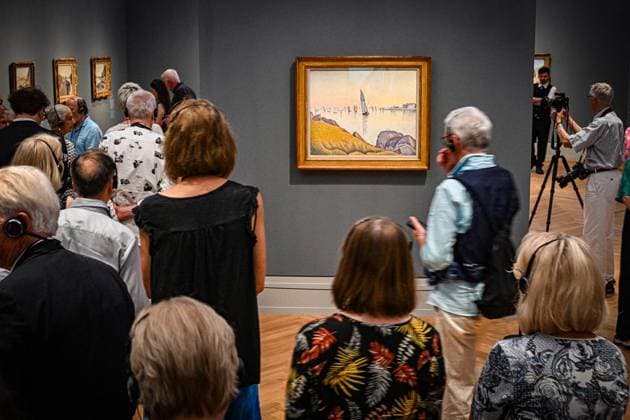 Symphonie der Farben. Paul Signac und der Neoimpressionismus ** NUR FÜR REDAKTIONELLE ZWECKE ** EDITORIAL USE ONLY **<p>Bild Abendruhe, Concararneau, Opus 220 von 1891 von Paul Signac. Ausstellung Symphonie der Farben. Paul Signac und der Neoimpressionismus im Museum Barberini. Den höchsten Grad an Leuchtkraft und Harmonie zu erreichen diesem Ziel verschrieb sich Paul Signac, als er Mitte der 1880er-Jahre mit Georges Seurat eine neue Malweise in die Kunst einführte. Die Ausstellung Symphonie der Farben. Paul Signac und der Neoimpressionismus beleuchtet als erste umfassende Signac-Schau in Deutschland seit 30 Jahren die zentrale Rolle des Künstlers innerhalb der Bewegung des Neoimpressionismus und geht seinem Einfluss als Theoreti Copyright: MaurizioxGambarini doc86jl4ovwoefadoi3r98 ,EDITORIAL USE ONLY