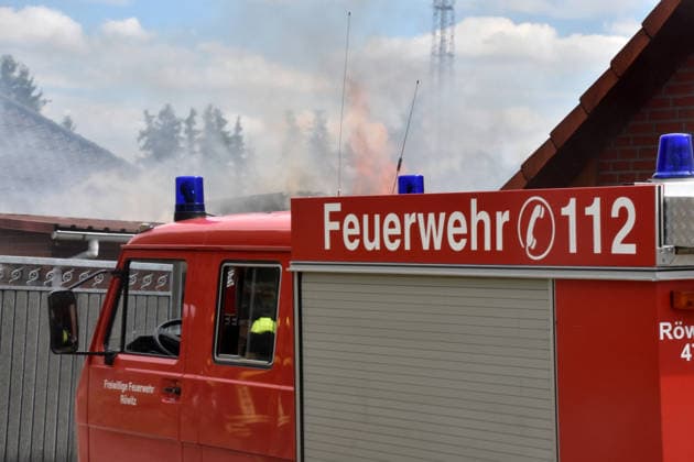 02.07.2026 Feuerwehreinsatz Deutschland Sachsen Anhalt Altmark Altmarkkreis Salzwedel Stadt Klötze Ortsteil Kusey Feuerwehreinsatz Gebäudevollbrand Nebengebäude Atemschutzgeräteträger im Einsatz ***Nutzung nur redaktionell*** *** July 2, 2026 Fire Department Response Germany Saxony-Anhalt Altmark Altmark District Salzwedel City of Klötze Kusey neighborhood Fire Department Response: Building fire in an outbuilding; firefighters wearing breathing apparatus on the scene ***For editorial use only***