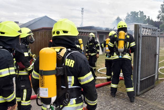 02.07.2026 Feuerwehreinsatz Deutschland Sachsen Anhalt Altmark Altmarkkreis Salzwedel Stadt Klötze Ortsteil Kusey Feuerwehreinsatz Gebäudevollbrand Nebengebäude Atemschutzgeräteträger im Einsatz ***Nutzung nur redaktionell*** *** July 2, 2026 Fire Department Response Germany Saxony-Anhalt Altmark Altmark District Salzwedel City of Klötze Kusey neighborhood Fire Department Response: Building fire in an outbuilding; firefighters wearing breathing apparatus on the scene ***For editorial use only***
