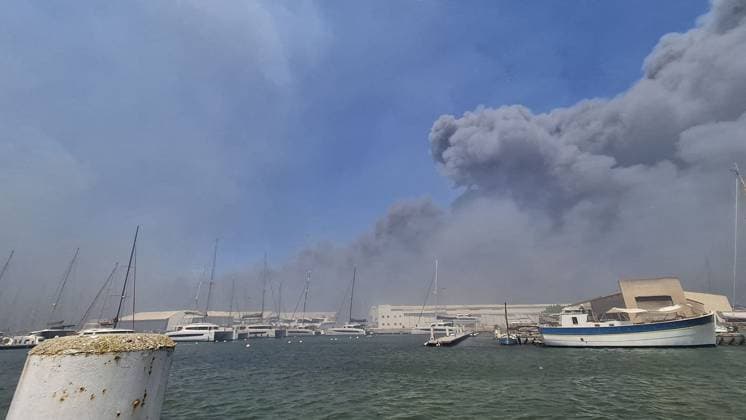 Huge Wildfire hits Canet en Roussillon - South of France Smoke is seen over Canet en Roussillon , south of France as huge fire and flames engulfed yachts and campsites, with campers evacuated from the seaside resort of Canet-en-Roussillon. The wildfires tore across southern France after the country baked under weeks of hot weather, hitting record temperatures. Photo by CLPRESS ABACAPRESS.COM Canet en Roussillon France  Copyright: xABACAx
