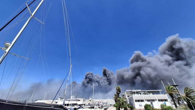 Huge Wildfire hits Canet en Roussillon - South of France Smoke is seen over Canet en Roussillon , south of France as huge fire and flames engulfed yachts and campsites, with campers evacuated from the seaside resort of Canet-en-Roussillon. The wildfires tore across southern France after the country baked under weeks of hot weather, hitting record temperatures. Photo by CLPRESS ABACAPRESS.COM Canet en Roussillon France  Copyright: xABACAx