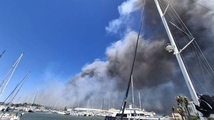 Huge Wildfire hits Canet en Roussillon - South of France Smoke is seen over Canet en Roussillon , south of France as huge fire and flames engulfed yachts and campsites, with campers evacuated from the seaside resort of Canet-en-Roussillon. The wildfires tore across southern France after the country baked under weeks of hot weather, hitting record temperatures. Photo by CLPRESS ABACAPRESS.COM Canet en Roussillon France  Copyright: xABACAx