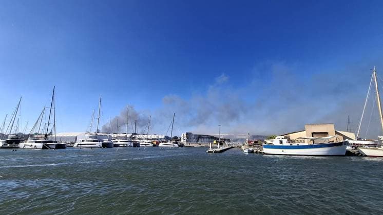Huge Wildfire hits Canet en Roussillon - South of France Smoke is seen over Canet en Roussillon , south of France as huge fire and flames engulfed yachts and campsites, with campers evacuated from the seaside resort of Canet-en-Roussillon. The wildfires tore across southern France after the country baked under weeks of hot weather, hitting record temperatures. Photo by CLPRESS ABACAPRESS.COM Canet en Roussillon France  Copyright: xABACAx