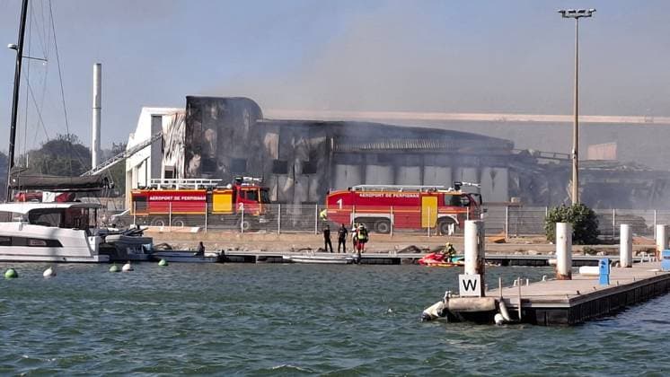 Huge Wildfire hits Canet en Roussillon - South of France Smoke is seen over Canet en Roussillon , south of France as huge fire and flames engulfed yachts and campsites, with campers evacuated from the seaside resort of Canet-en-Roussillon. The wildfires tore across southern France after the country baked under weeks of hot weather, hitting record temperatures. Photo by CLPRESS ABACAPRESS.COM Canet en Roussillon France  Copyright: xABACAx