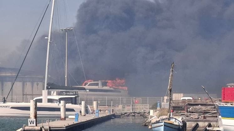 Huge Wildfire hits Canet en Roussillon - South of France Smoke is seen over Canet en Roussillon , south of France as huge fire and flames engulfed yachts and campsites, with campers evacuated from the seaside resort of Canet-en-Roussillon. The wildfires tore across southern France after the country baked under weeks of hot weather, hitting record temperatures. Photo by CLPRESS ABACAPRESS.COM Canet en Roussillon France  Copyright: xABACAx
