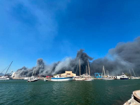 Huge Wildfire hits Canet en Roussillon - South of France Smoke is seen over Canet en Roussillon , south of France as huge fire and flames engulfed yachts and campsites, with campers evacuated from the seaside resort of Canet-en-Roussillon. The wildfires tore across southern France after the country baked under weeks of hot weather, hitting record temperatures. Photo by CLPRESS ABACAPRESS.COM Canet en Roussillon France  Copyright: xABACAx