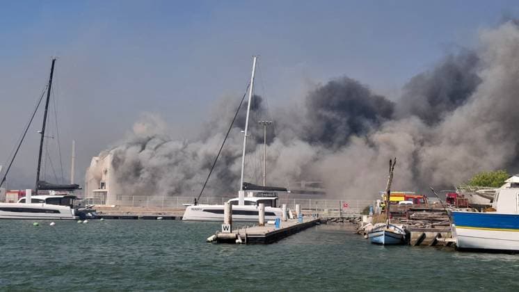 Huge Wildfire hits Canet en Roussillon - South of France Smoke is seen over Canet en Roussillon , south of France as huge fire and flames engulfed yachts and campsites, with campers evacuated from the seaside resort of Canet-en-Roussillon. The wildfires tore across southern France after the country baked under weeks of hot weather, hitting record temperatures. Photo by CLPRESS ABACAPRESS.COM Canet en Roussillon France  Copyright: xABACAx