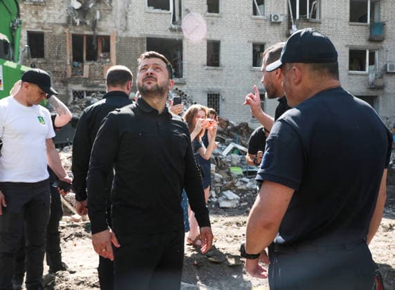 President of Ukraine Volodymyr Zelenskyy visits an apartment block in the Darnytskyi district severely damaged by a massive Russian missile attack as a search-and-rescue operation continues, Kyiv, Ukraine, July 2, 2026. President Zelenskyy stated that Ukraine does not currently have a sufficient number of PAC-3 missiles for its Patriot air defence systems to repel large-scale Russian attacks involving more than 70 ballistic missiles. As reported, the death toll from Russia’s latest combined missile and drone assault on Kyiv has risen to 22, with emergency response operations ongoing at seven locations across the capital. Search-and-rescue efforts remain underway at two sites in the Darnytskyi district, including the scene of a destroyed nin  Copyright: xHennadiixMinchenkox