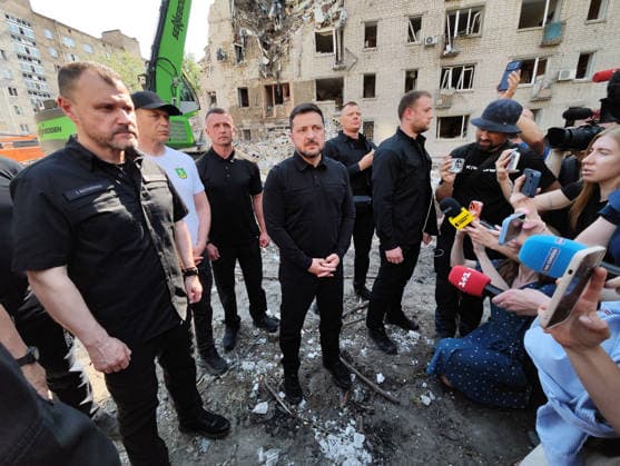 Minister of Internal Affairs of Ukraine Ihor Klymenko (L) and President of Ukraine Volodymyr Zelenskyy (C) face the press at an apartment block in the Darnytskyi district severely damaged by a massive Russian missile attack during an ongoing search-and-rescue operation, Kyiv, Ukraine, July 2, 2026. President Zelenskyy stated that Ukraine does not currently have a sufficient number of PAC-3 missiles for its Patriot air defence systems to repel large-scale Russian attacks involving more than 70 ballistic missiles. As reported, the death toll from Russia’s latest combined missile and drone assault on Kyiv has risen to 22, with emergency response operations ongoing at seven locations across the capital. Search-and-rescue efforts remain underway  Copyright: xHennadiixMinchenkox