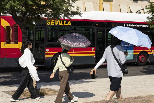 Hot weather hits Seville SEVILLE, SPAIN - JULY 2: Temperatures exceeding 40 degrees Celsius during a heatwave affect daily life in Seville, Spain, on July 2, 2026. Public spaces become quieter during the hottest hours as residents and tourists seek ways to stay cool. Macarena Perez Anadolu Seville Spain. Editorial use only. Please get in touch for any other usage.  Copyright: x2026xAnadoluxMacarenaxPerezx