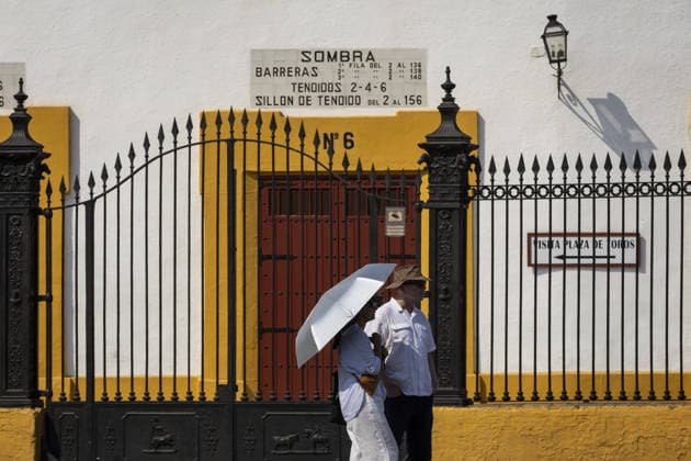 Hot weather hits Seville SEVILLE, SPAIN - JULY 2: Temperatures exceeding 40 degrees Celsius during a heatwave affect daily life in Seville, Spain, on July 2, 2026. Public spaces become quieter during the hottest hours as residents and tourists seek ways to stay cool. Macarena Perez Anadolu Seville Spain. Editorial use only. Please get in touch for any other usage.  Copyright: x2026xAnadoluxMacarenaxPerezx
